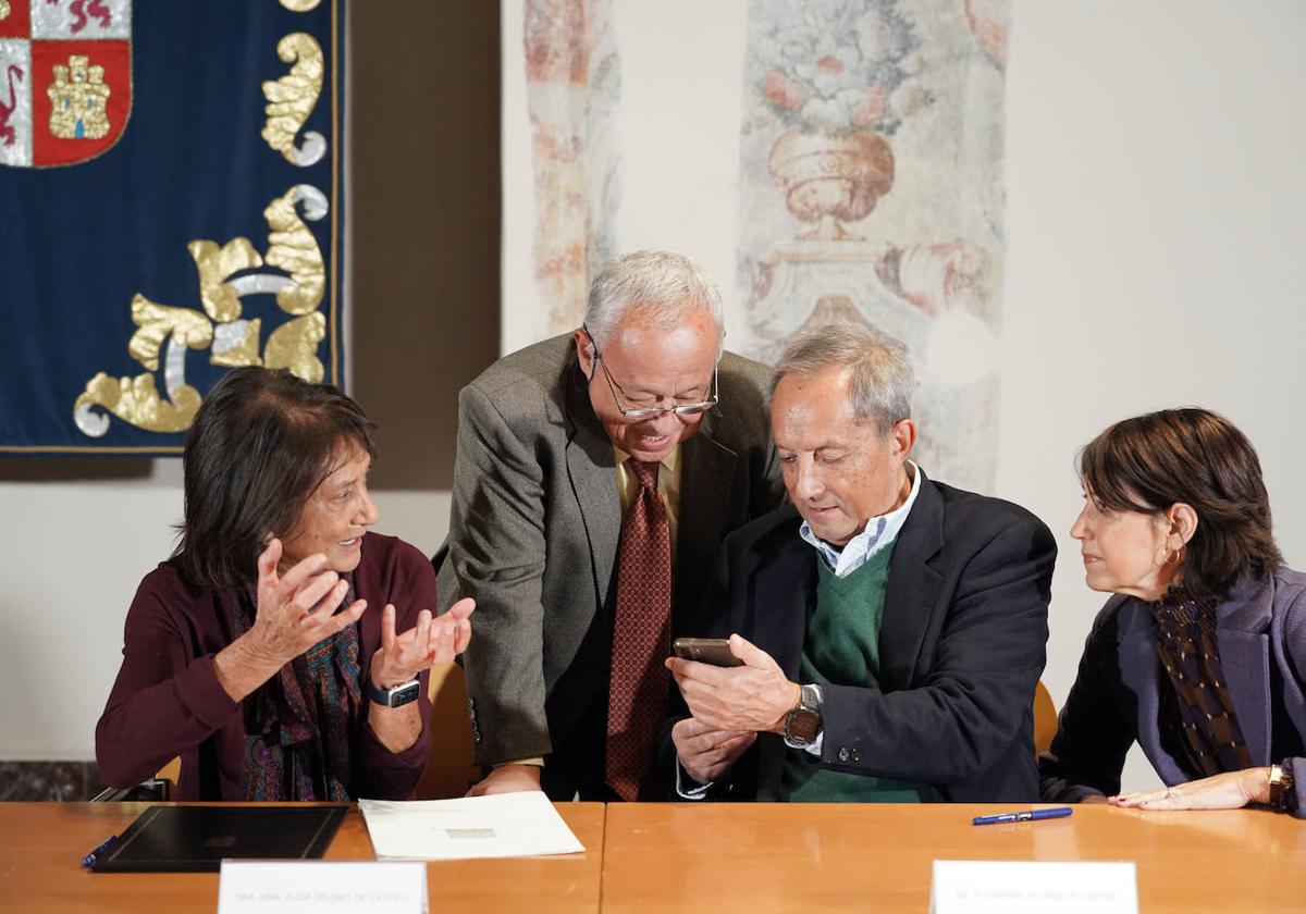 Elisa Delibes, el consejero Santonja, Germán Delibes y Camino Delibes, el 22 de noviembre durante la firma del préstamo del legado de Miguel Delibes a la Junta para la creación de la Casa Museo Miguel Delibes.