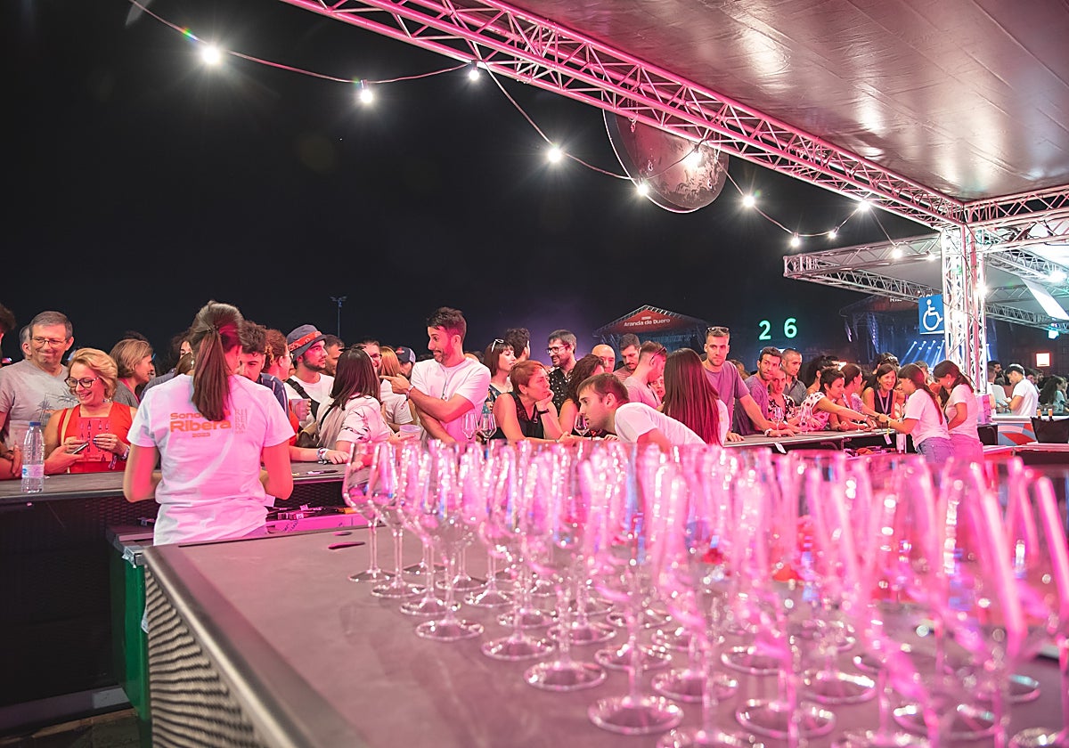 Copas de vino preparadas en un concierto de Sonorama para ser servidas.