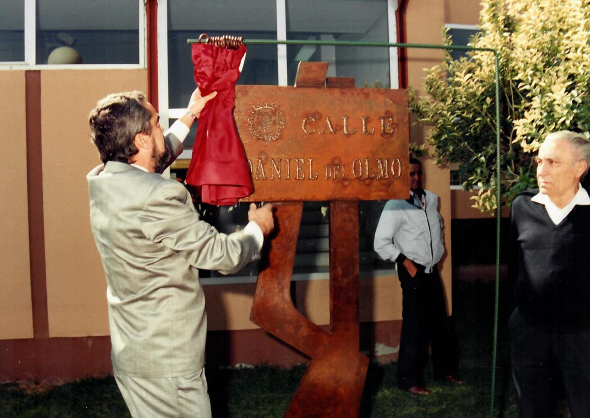 Imagen secundaria 1 - Dos imágenes del día de la inauguración de la calle Daniel del Olmo y, en tercer lugar, la sede de la Asociación el día de su apertura.