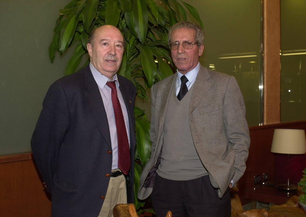 Imagen secundaria 1 - Julio, en una mesa redonda organizada en Ávila en 2021; abajo, junto a Bahamontes y Perico Delgado.