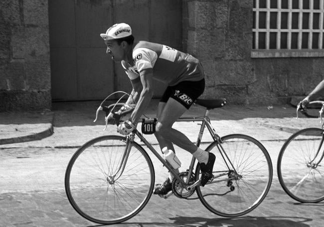 Julio, a su paso por Ávila en la Vuelta a España de 1965.