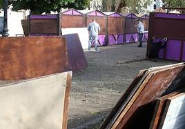 Operarios montan las polémicas casetas, este miércoles en el paseo del Salón.