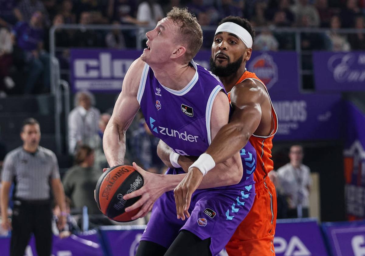 Pasecniks pelea con Brandon Davies en una acción del partido ante el Valencia Basket.