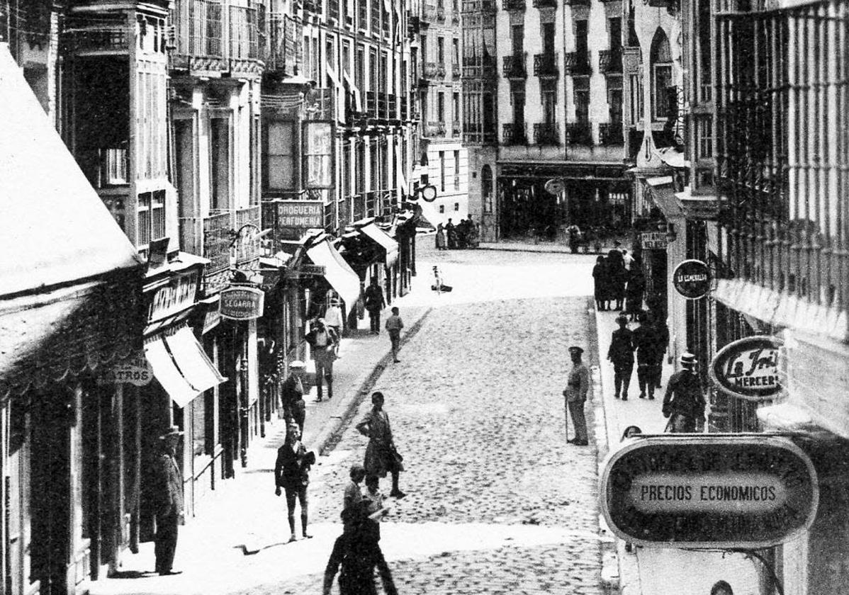 Imagen de una calle de Valladolid a finales del siglo XIX.