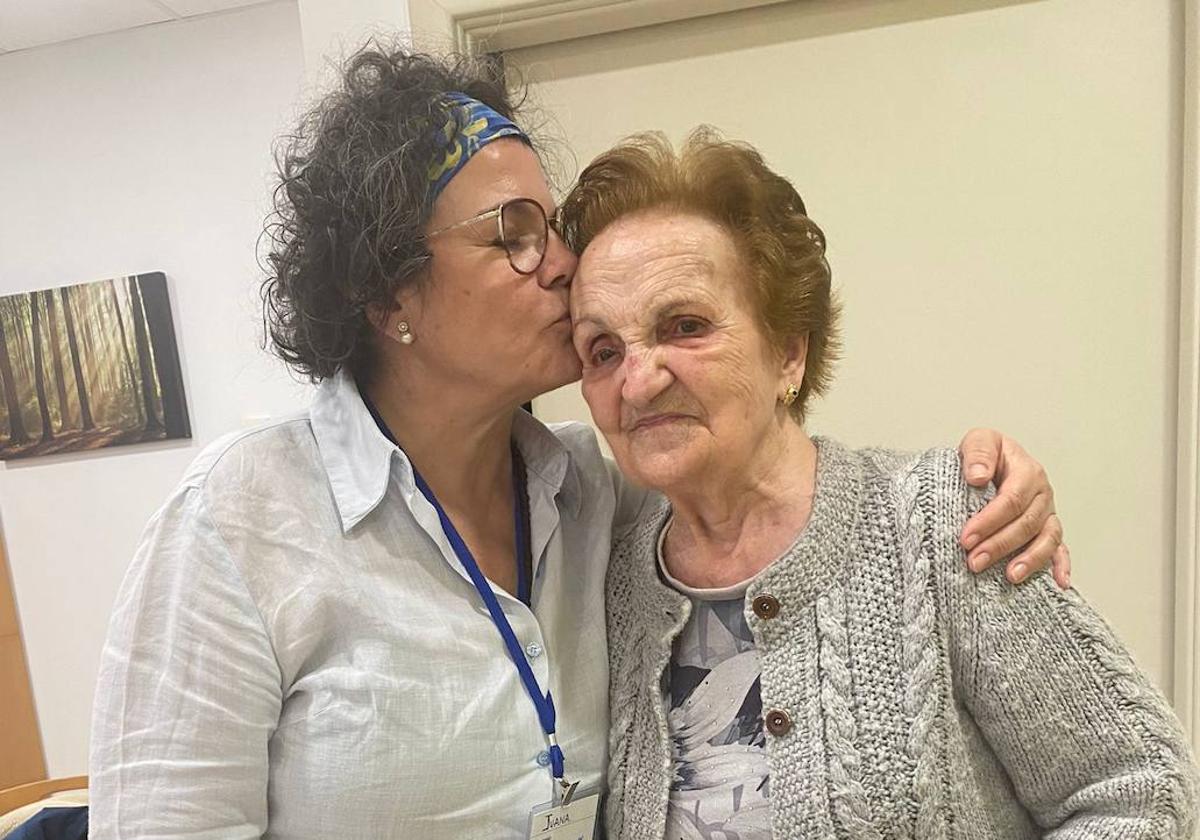 Juana, acompañando a Josefa en la residencia Colisee Sauvia.