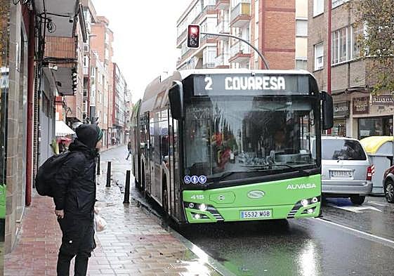 Un autobús de la línea 2 inicia el tramo en la carretera de Rueda.