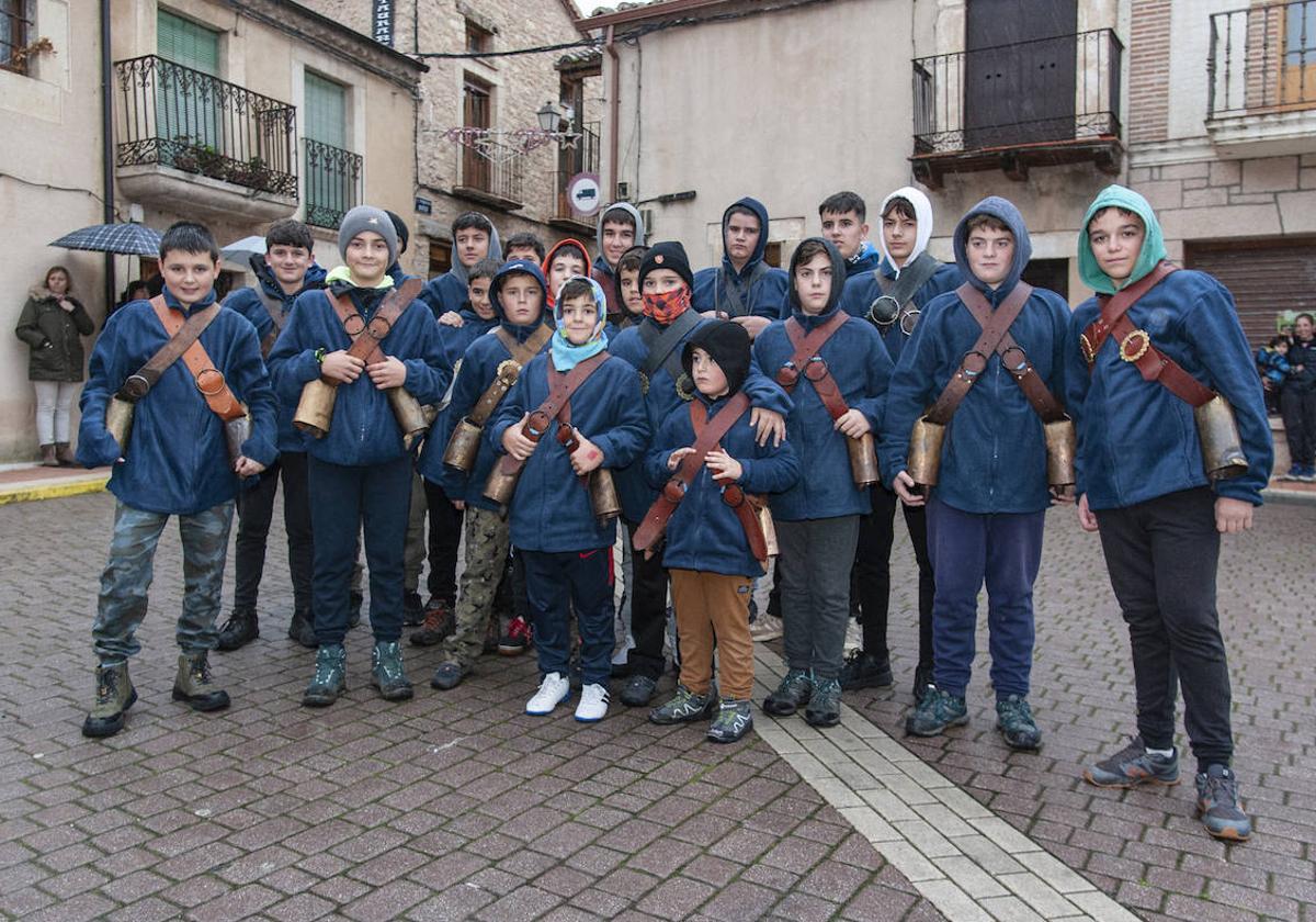 Niños provistos de cencerros, ayer, en el centro de Prádena.