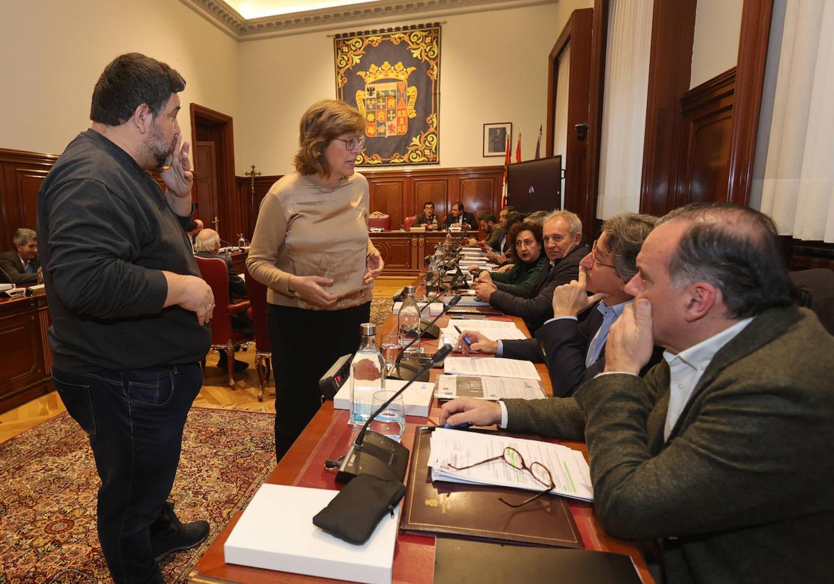 La presidenta de la Diputación, Ángeles Armisén, junto a Eduardo Hermida (IU), de pie, conversa con el diputado de Vox, antes de comenzar la sesión.