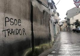 Pintada contra el Partido Socialista en una calle de Cuéllar.