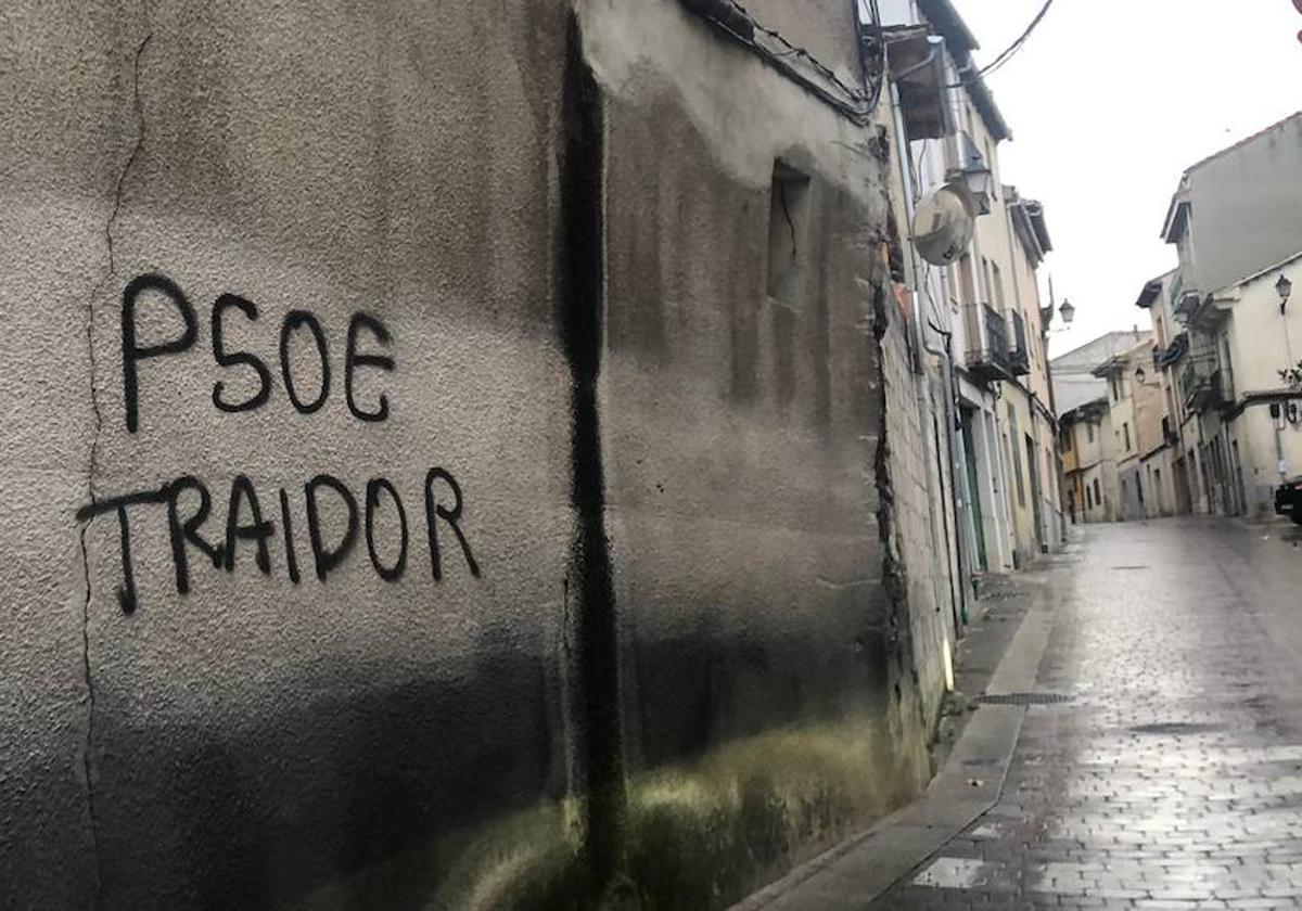 Pintada contra el Partido Socialista en una calle de Cuéllar.