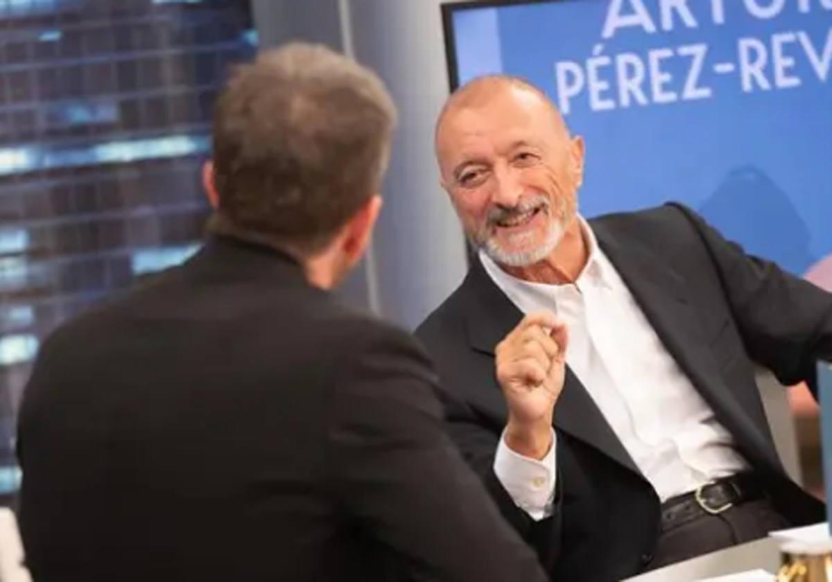 Arturo Pérez-Reverte con Pablo Motos, en 'El Hormiguero'.