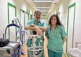 El doctor Carlos Dueñas y la MIR de UCI Silvia Medina Diez, en el Servicio de Infecciosos del Clínico.