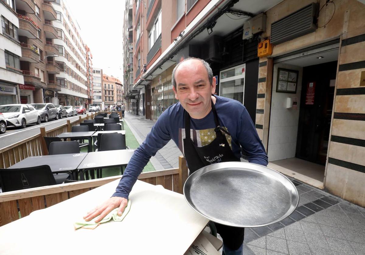 Imagen de archivo de una de las terrazas instaladas en las plazas de aparcamiento de la calle del Conde de Ribadeo.