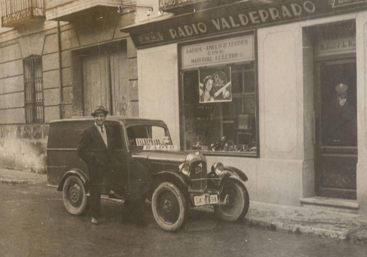 Imagen principal - Arriba, Radio Valdeprado, en el número 14 de Núñez de Arce en los años cincuenta. En las dos fotografías de abajo, Radio Valdeprado es su actual ubicación, en el número 2 de Montero Calvo.