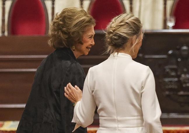 La Reina Doña Sofía con Yolanda Díaz.