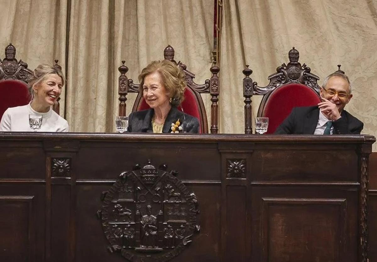 Complicidad entre Yolanda Díaz, la Reina Doña Sofía y el rector de la USAL, Ricardo Rivero Ortega.