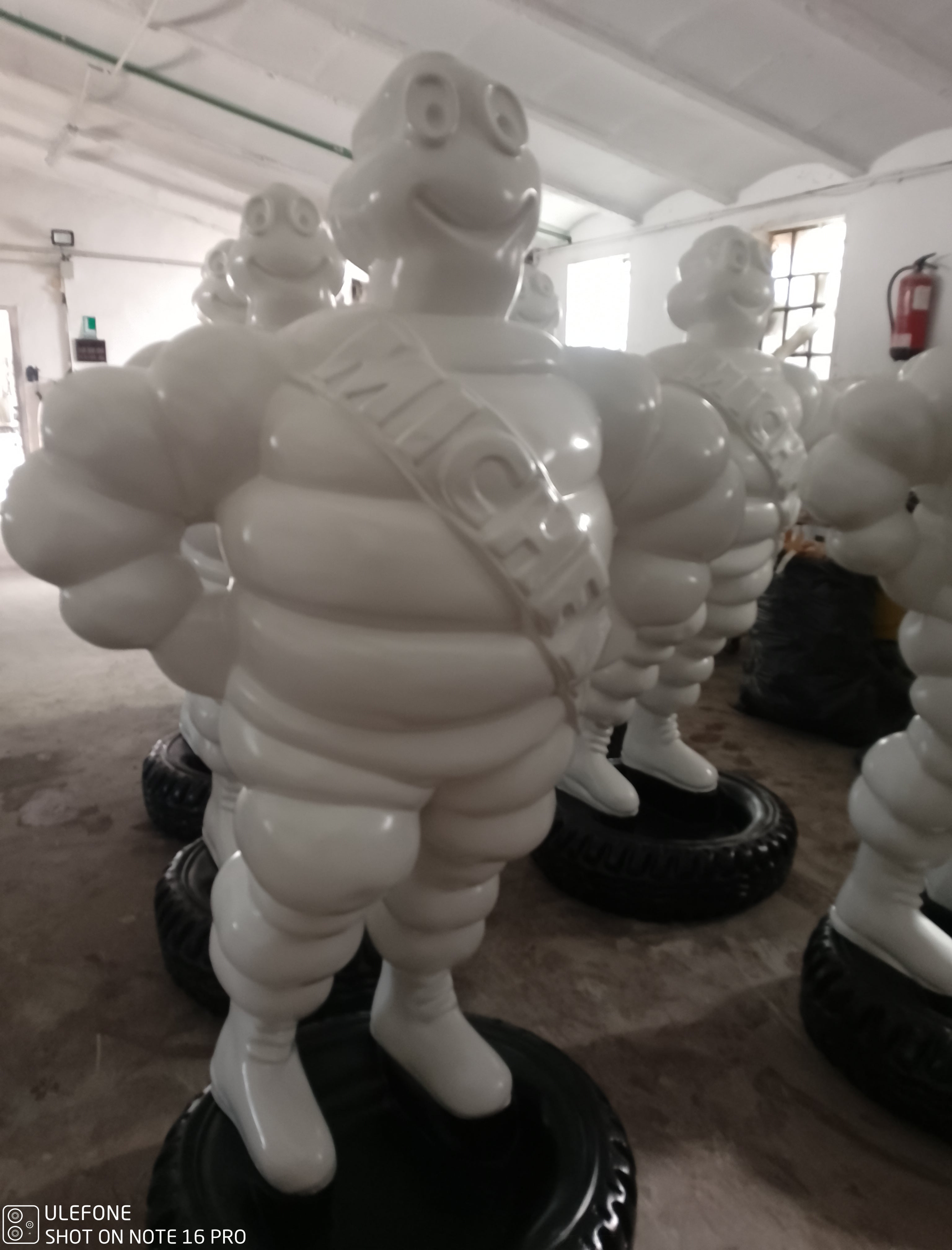 Figuras de Bibendum que fueron destrozadas por los vándalos y reparadas por Michelin para su exposición callejera.