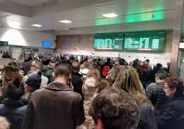 Viajeros agolpados en la estación de Chamartín, este viernes.