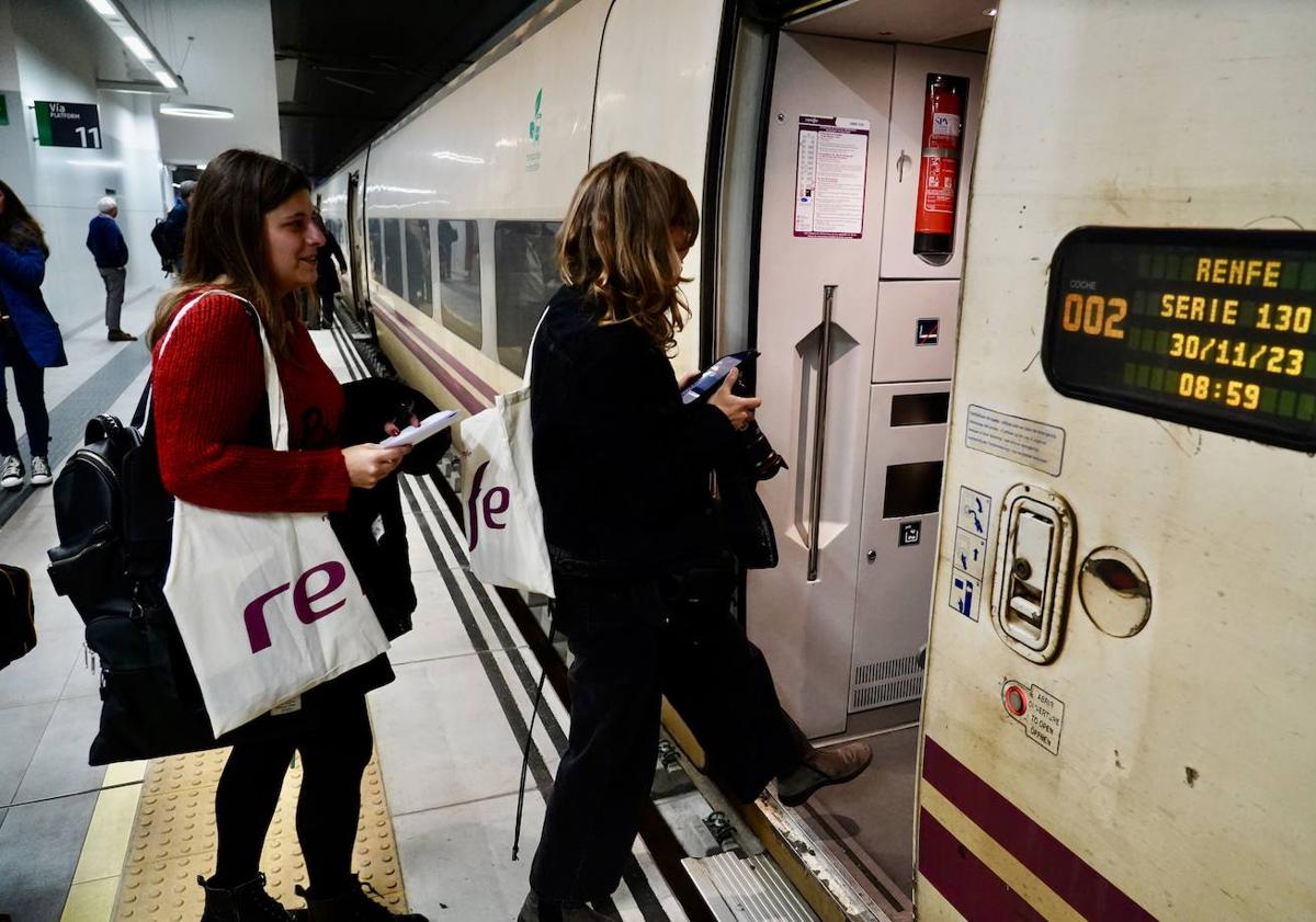 Imagen principal - El billete de tren para el puente a Gijón desde Valladolid, a más de 123 euros