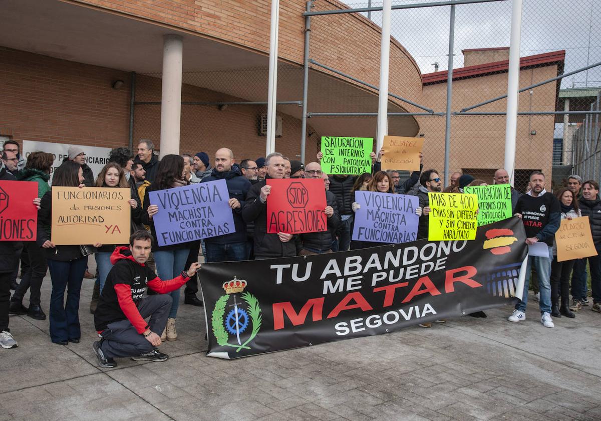 Protesta de funcionarios de la cárcel de Segovia, este viernes, convocada por Tu Abandono Me Puede Matar.