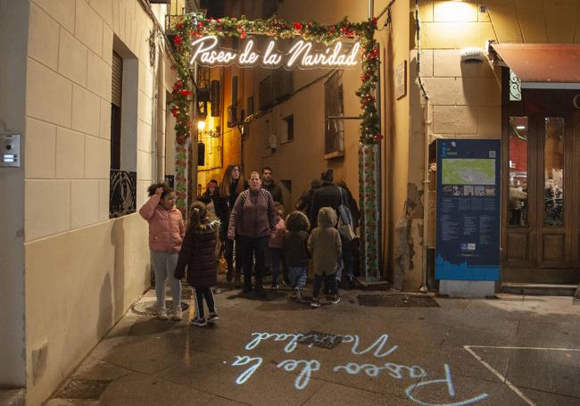 Acceso al Paseo de la Navidad por la calle Judería Vieja.