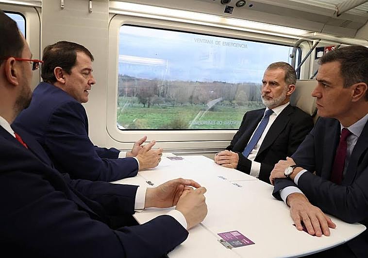 Mañueco, con el Rey y Sánchez, en la inauguración del AVE por los túneles de Pajares.