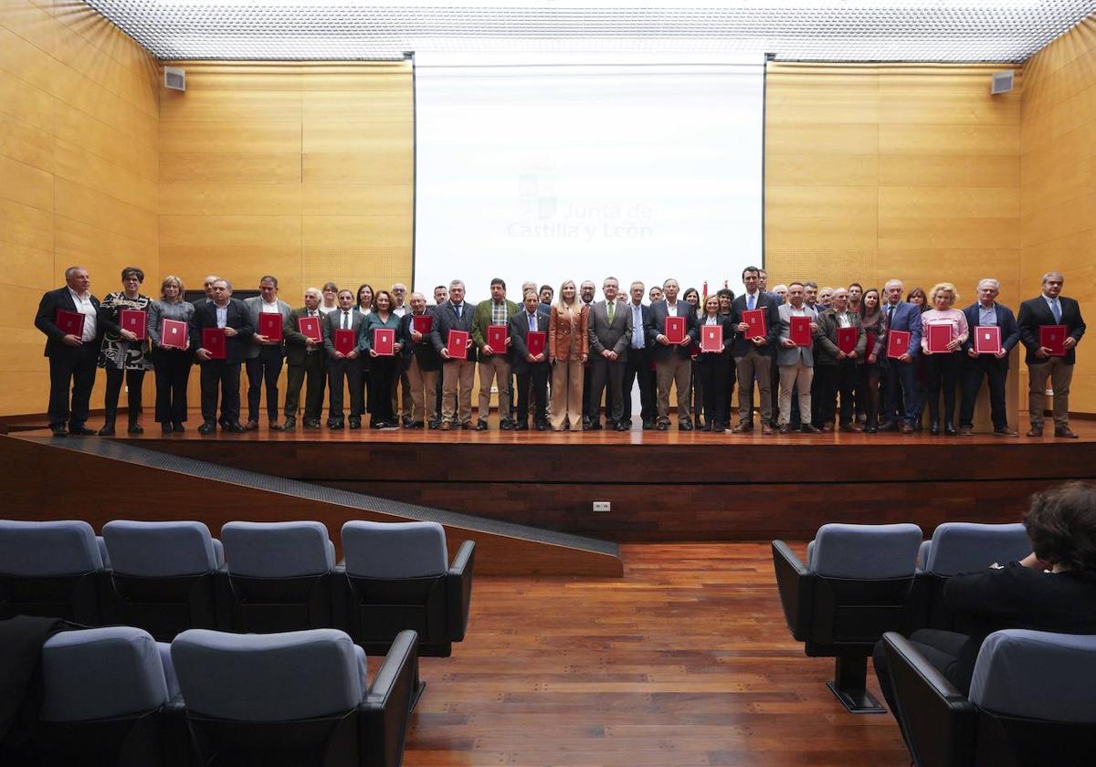 Reunión del consejero, Gerardo Dueñas, con los representantes de diferentes grupos de acción local el pasado 31 de octubre.