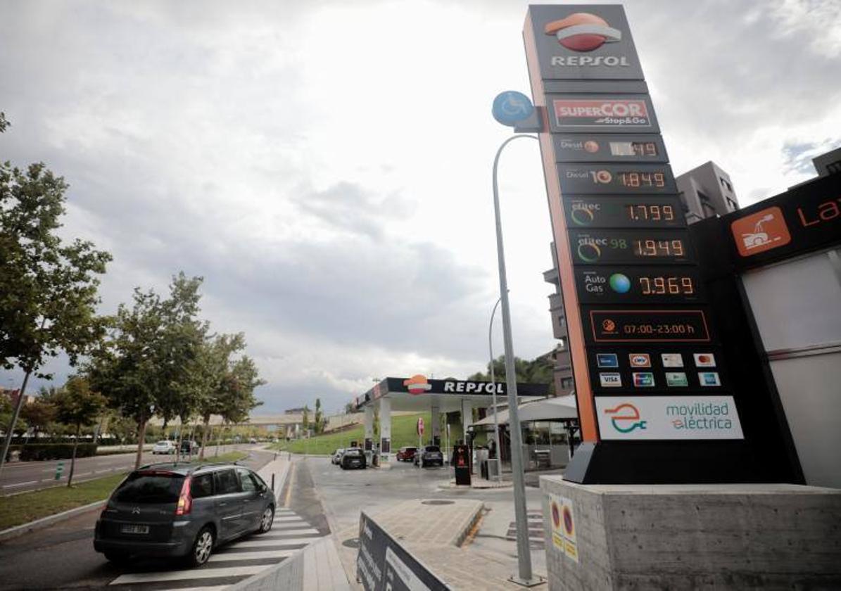 Imagen de archivo de la gasolinera de Repsol en la avenida de Salamanca de Valladolid.