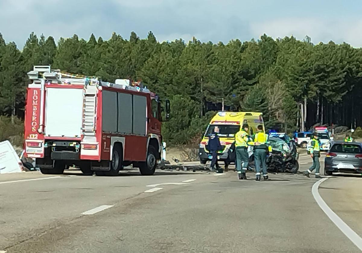 Bomberos, Guardia Civil y servicios sanitarios en el lugar del accidente.