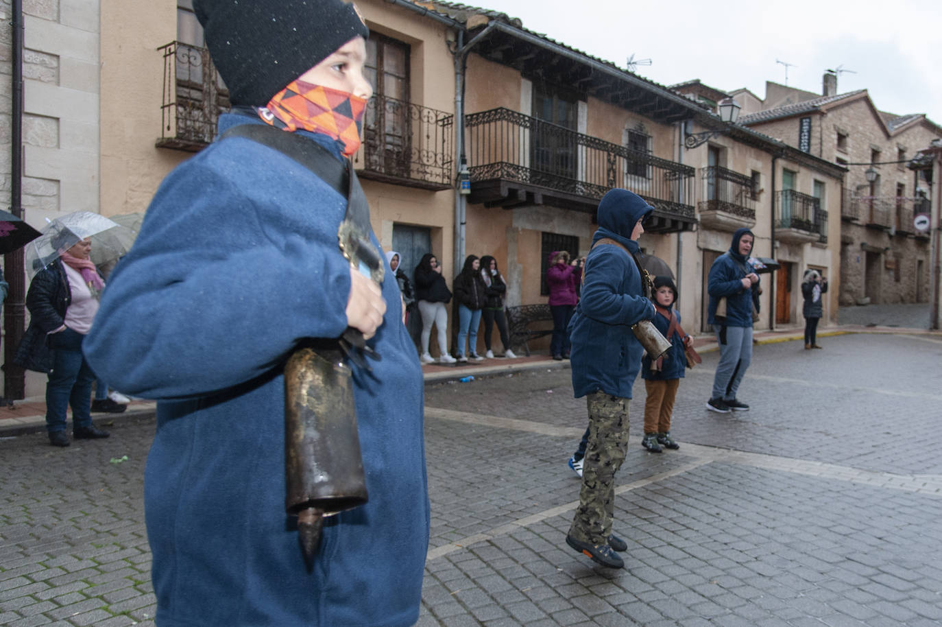 La cencerrada de San Andrés en Prádena, en imágenes