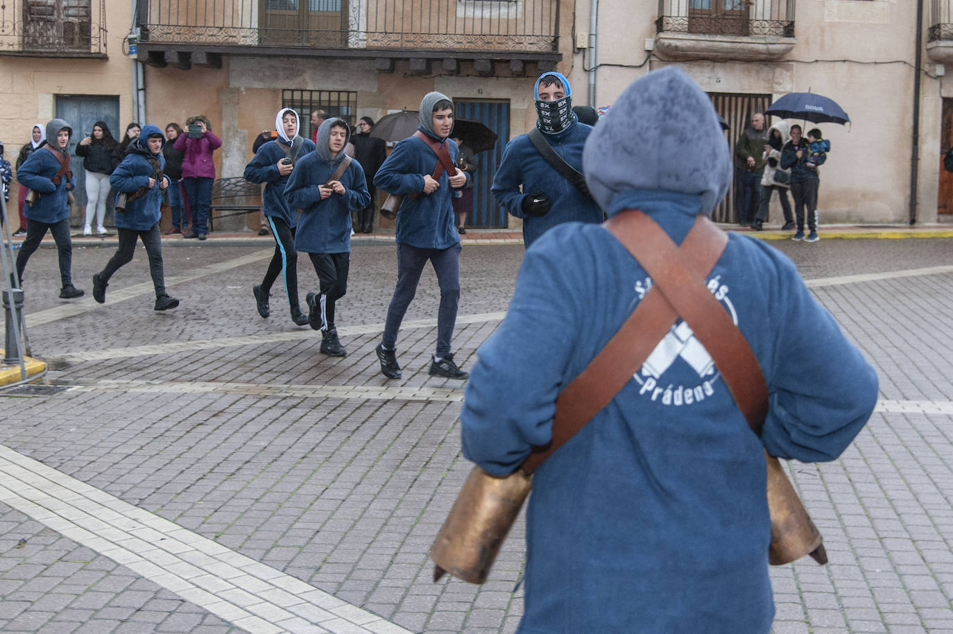 La cencerrada de San Andrés en Prádena, en imágenes