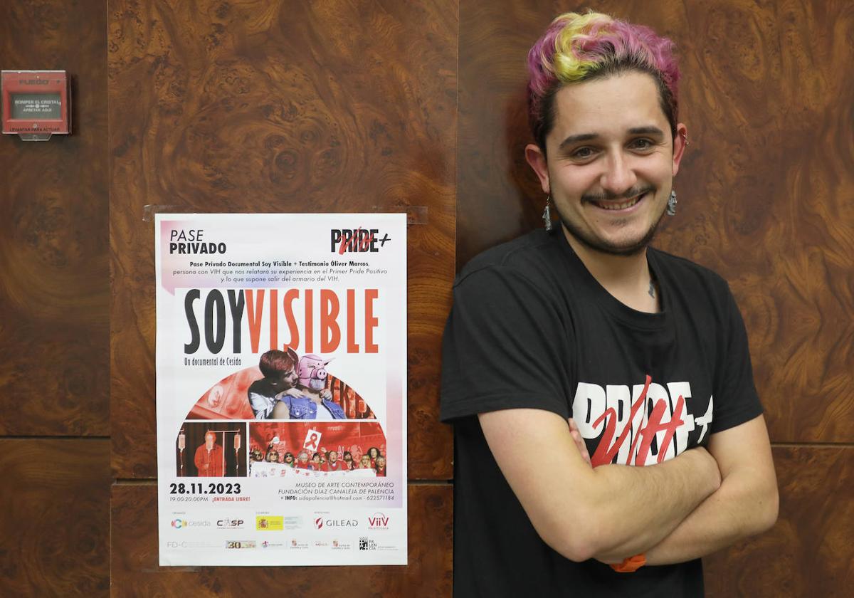 Oliver Marcos posa con el cartel del cortometraje 'Soy visible', en la Fundación Díaz-Caneja.