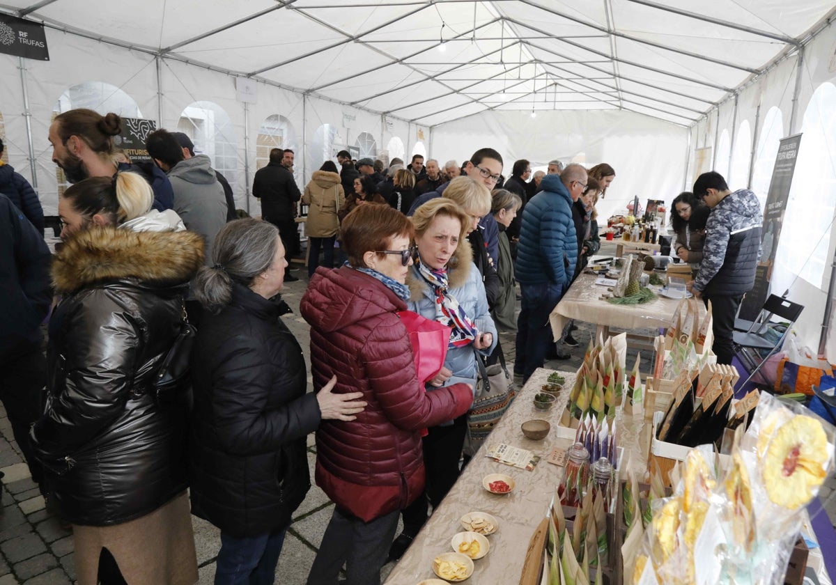 Ambiente en la carpa de puestos de venta del mercado de la feria.