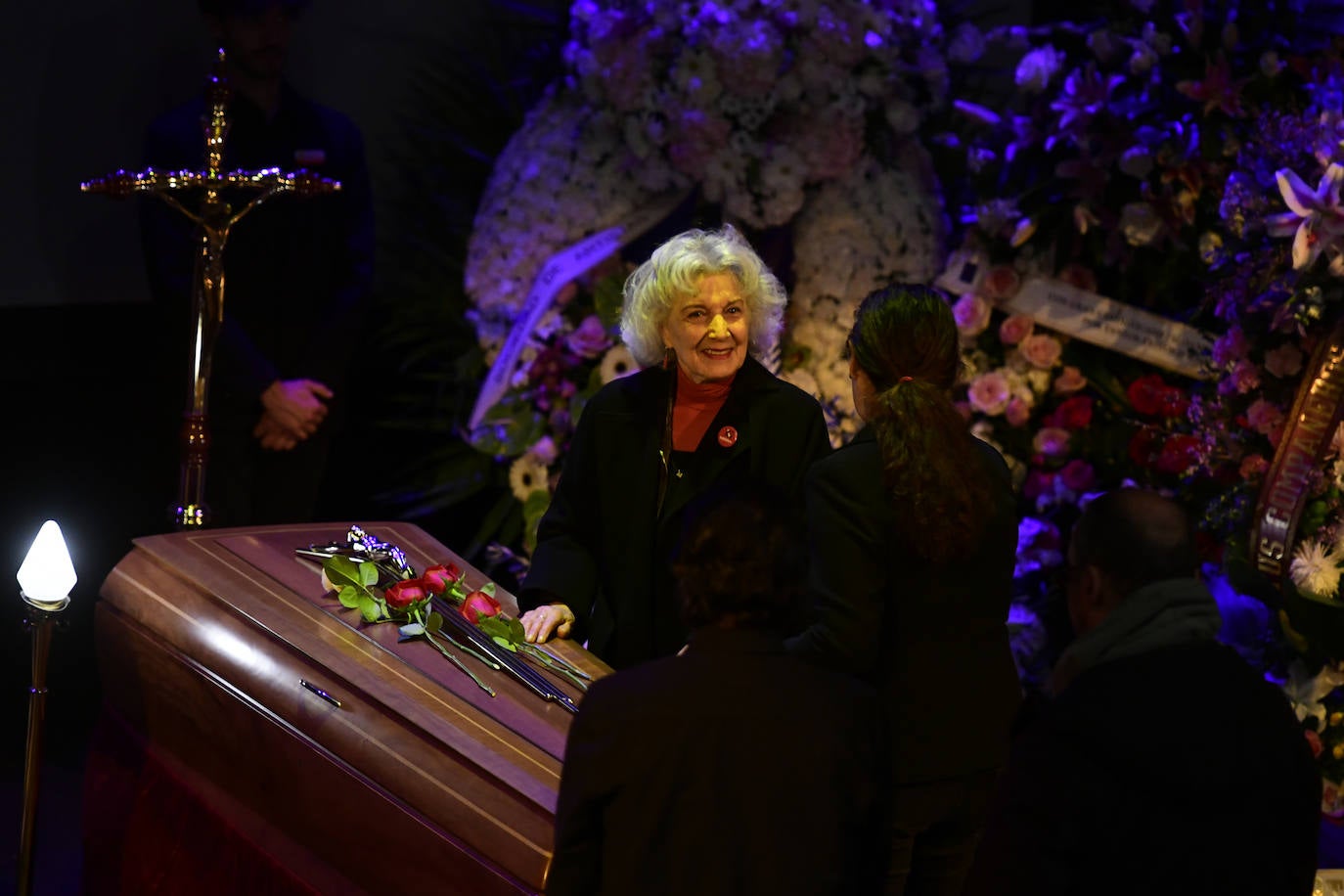 La actriz Marisa Paredes visita la capilla ardiente de Concha Velasco.