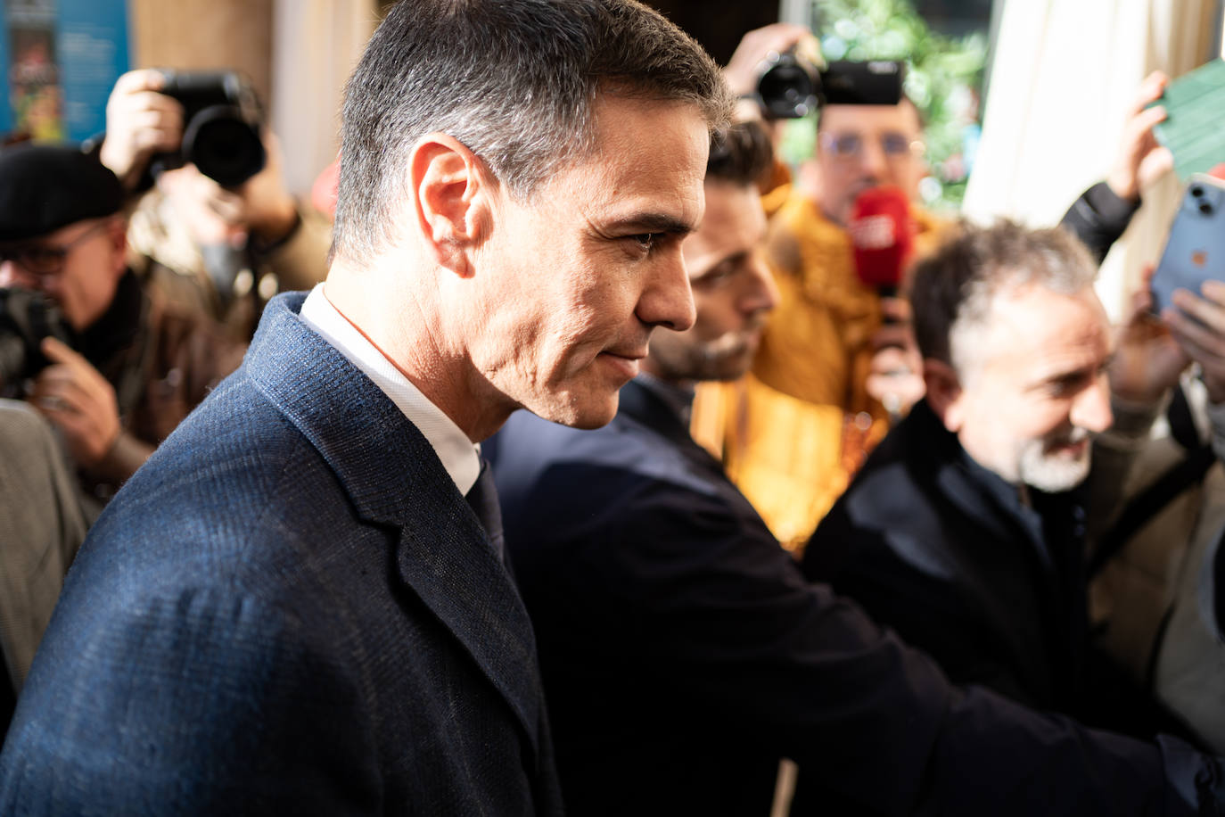 El presidente del Gobierno, Pedro Sánchez, fue de los primeros en llegar a la capilla ardiente de la actriz Concha Velasco, 