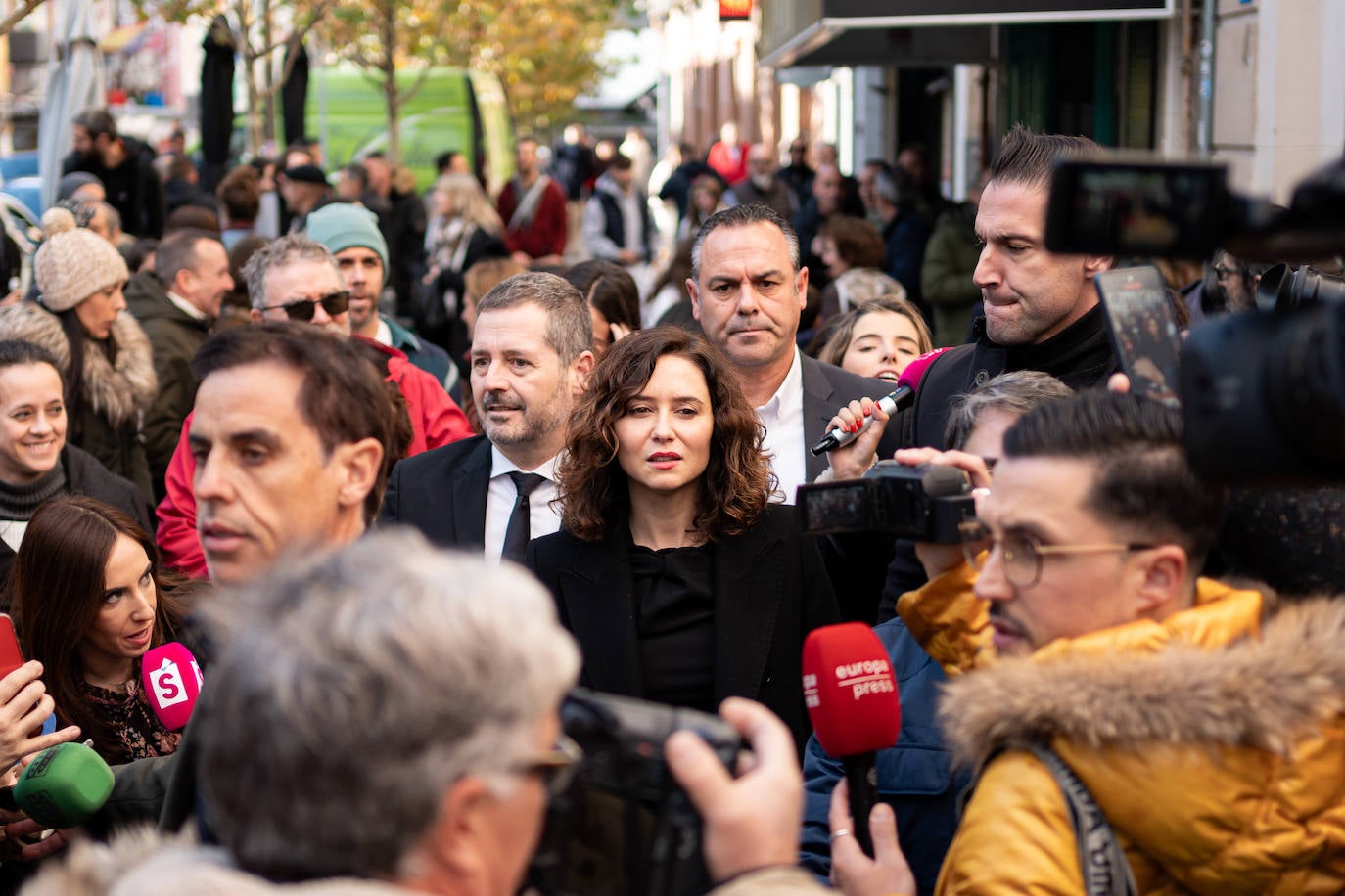 La presidenta de la Comunidad de Madrid, Isabel Díaz Ayuso, a su llegada al teatro La Latina.