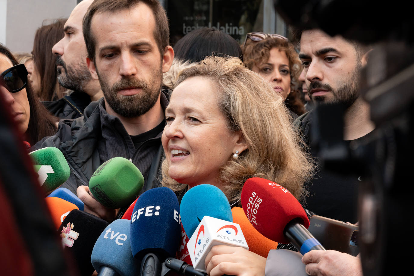 La vicepresidenta primera del Gobierno, Nadia Calviño, atiende a la prensa a las puertas de la capilla ardiente de la artista vallisoletana.