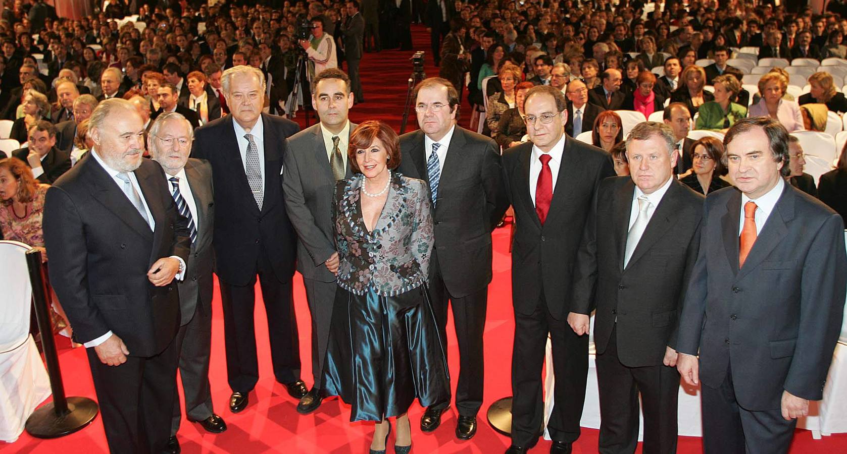 Alejandro Royo-Villanova, Alfonso Domínguez Guilarte, Santiago de Ybarra, Juan Carlos Pastor, Concha Velasco, Juan Vicente Herrera, Fernando Lara, José Andrés Román Mangas y Carlos Roldán en la entrega de los premios El Norte de Castilla