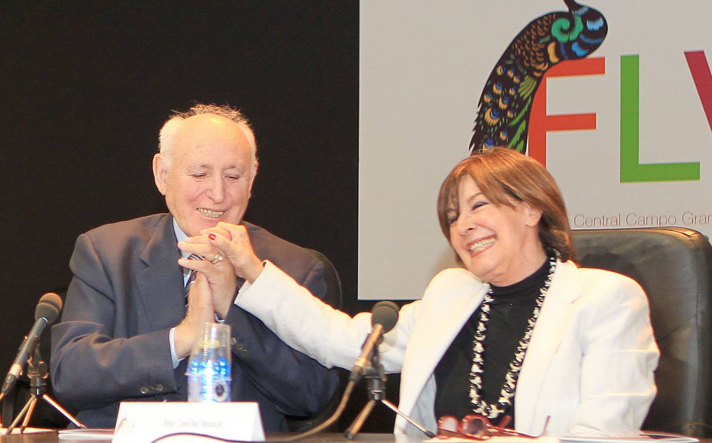 Godofredo Garabito Gregorio recibe un gesto cariñoso de Concha Velasco durante el homenaje que recibió en la clausura de la 44 edición de la Feria del Libro de Valladolid en 2011