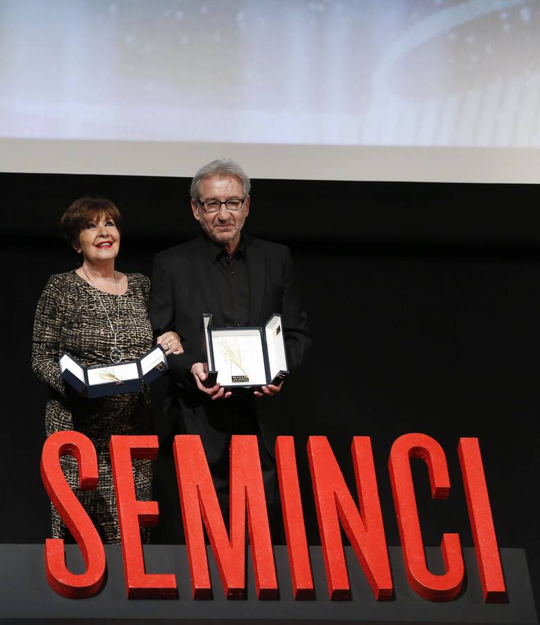 José Sacristán y Concha Velasco posan en el Teatro Calderón con sus flamantes Espigas de Honor en la 58 Seminci