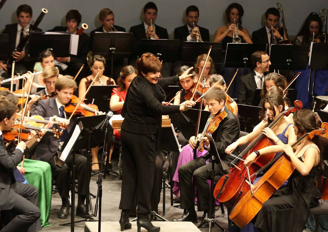 La actriz Concha Velasco, dirige a los músicos de la Joven Orquesta Sinfónica de Valladolid, como madrina en el concierto del décimo aniversario de la JOSVA en 2013