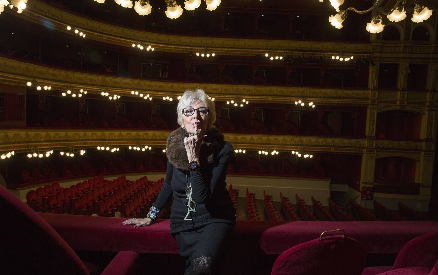 14.03.18 La actriz lanza un beso desde el Teatro Calderón de Valladolid durante la presentación de la obra 'El funeral'.