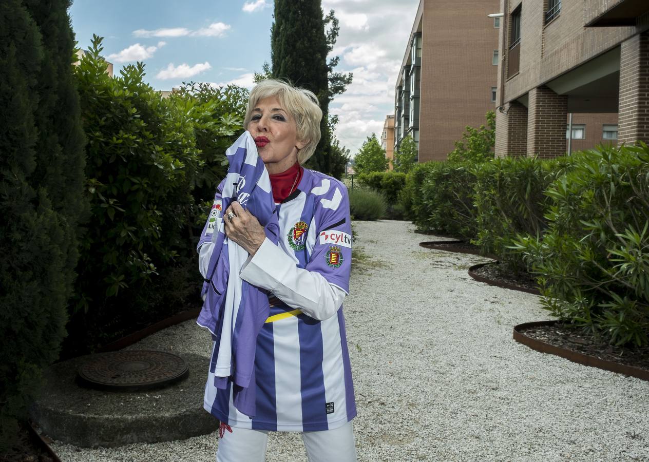 Concha Velasco posa con la camiseta del Pucela en el jardín de su casa de Madrid 