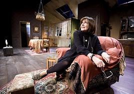 Antes de empezar la obra 'La vida por delante', la actriz posó así de espontánea para Gabriel Villamil en el escenario del Teatro Principal de Zamora'