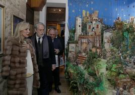 Carmen Lomana, acompañada por el profesor Ilia Galán, admira uno de los belenes en Carrión de los Condes.