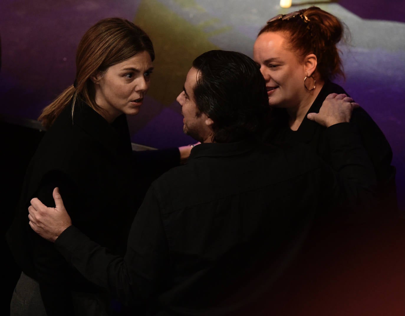 Manuela Velasco conversa con varios amigos en la capilla ardiente de su tía Concha Velasco.