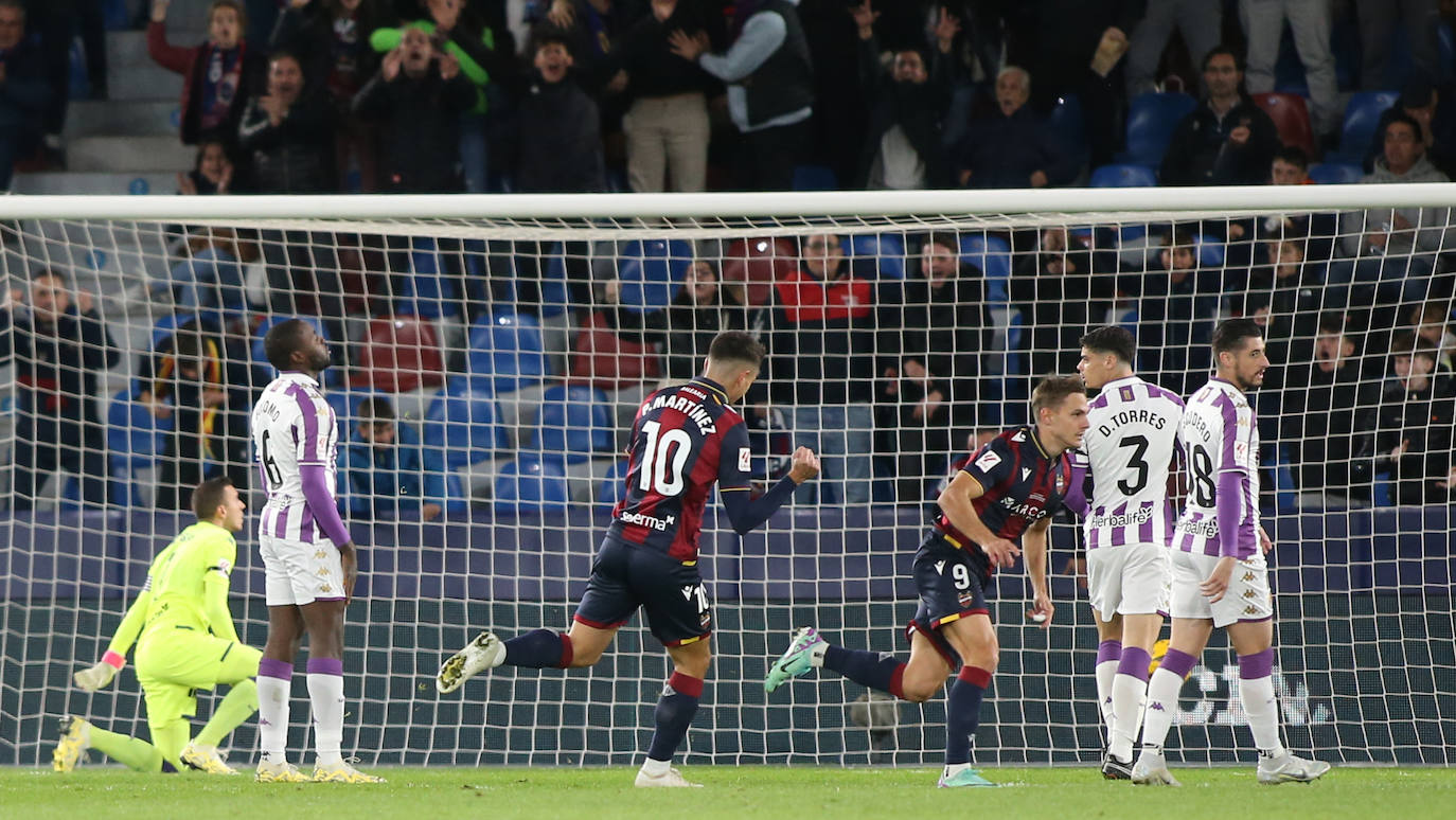 El partido entre el Levante y el Real Valladolid, en imágenes