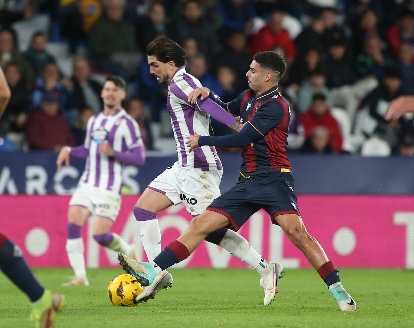 El partido entre el Levante y el Real Valladolid, en imágenes