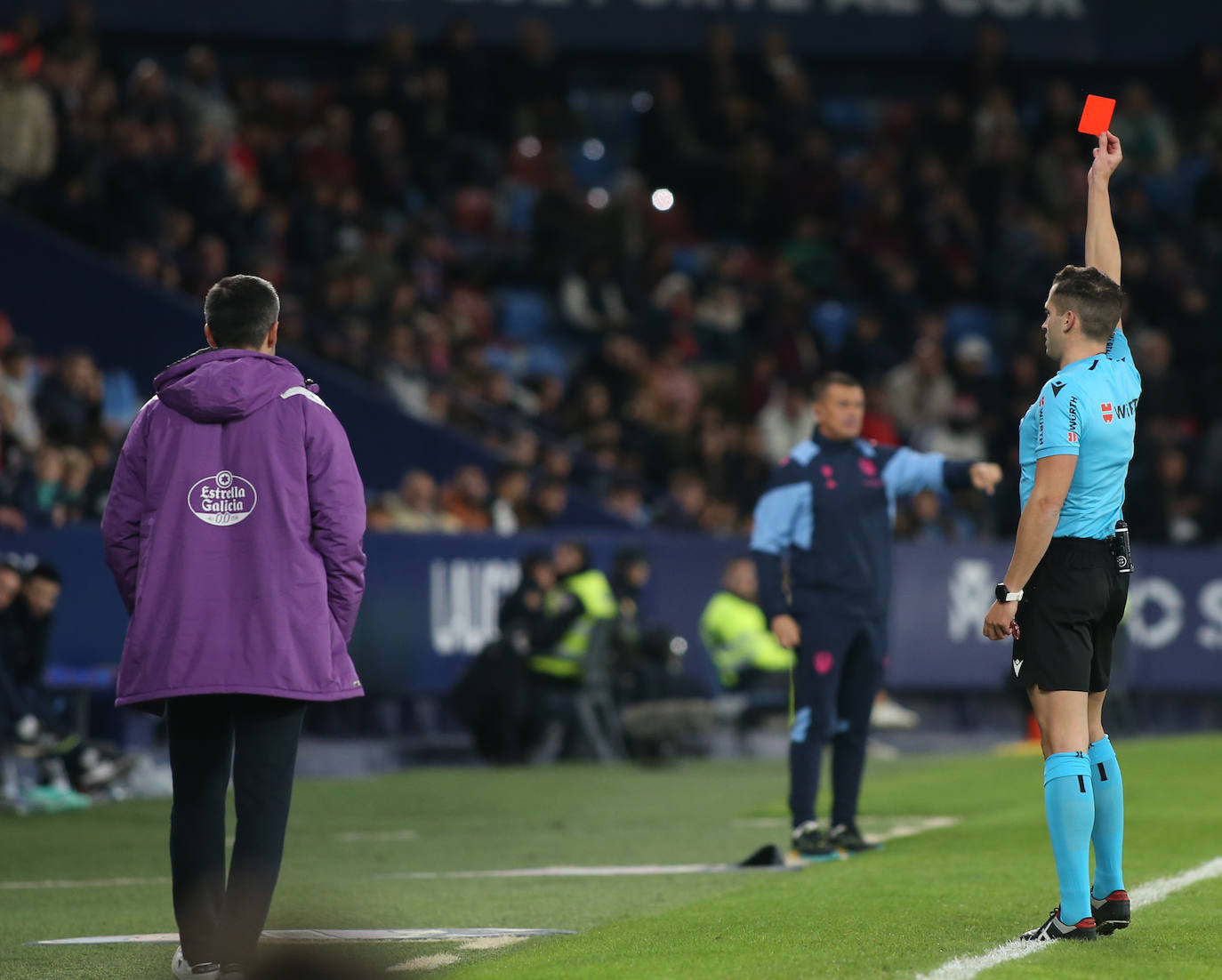 El partido entre el Levante y el Real Valladolid, en imágenes