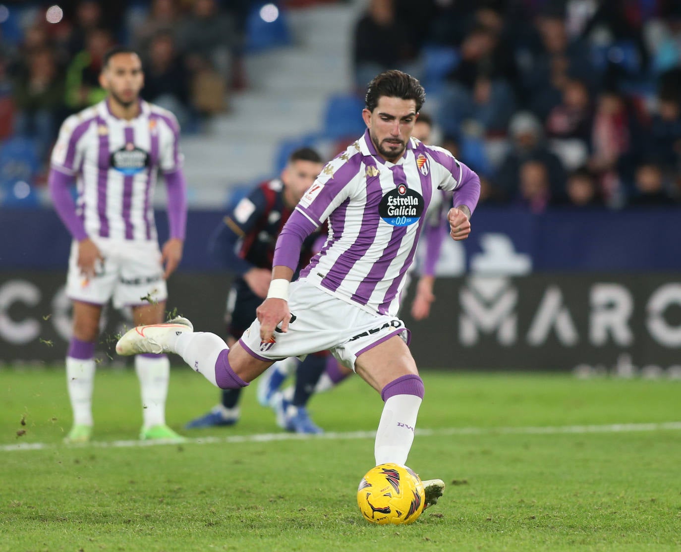 El partido entre el Levante y el Real Valladolid, en imágenes